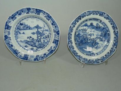 CHINE Deux assiettes creuses octogonales décorées en bleu sous couverte de paysages...