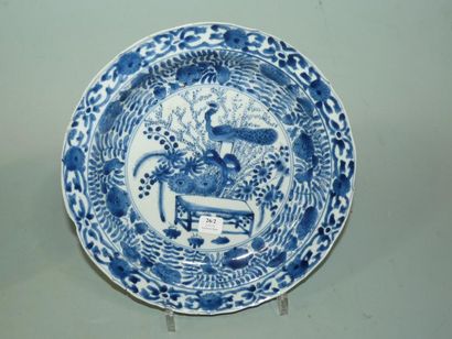 CHINE Deux petits plats circulaires dont un creux décoré en bleu sous couverte de...