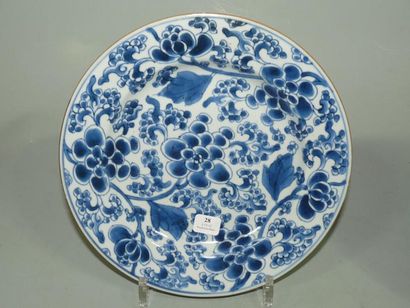 CHINE Assiette ronde à décor en bleu sous couverte en plein de motifs fleuris et...