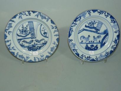 CHINE Deux assiettes rondes décorées en bleu sous couverte de coqs s'affrontant....