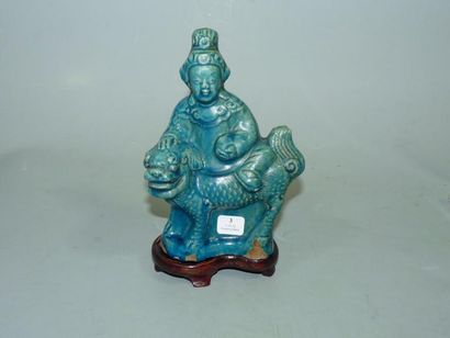 CHINE Groupe en terre vernissée bleu turquoise représentant la déesse Kwanhin, assise...