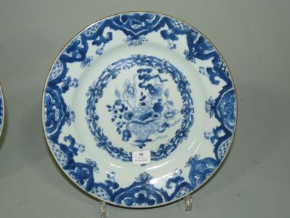 CHINE Assiette ronde à décor en bleu sous couverte d'un vase. XVIIIè siècle. D 23...