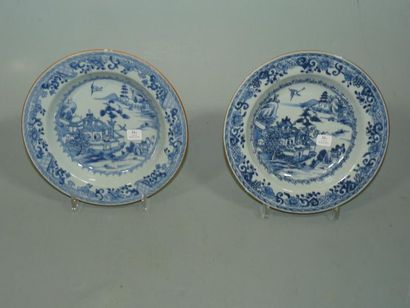 CHINE Deux assiettes creuses circulaires décorées en bleu sous couverte de paysages...
