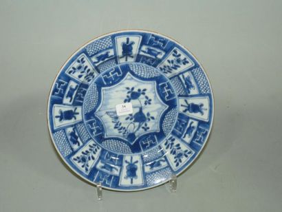 CHINE Assiette ronde à décor en bleu sous couverte d'un grillon dans le goût des...