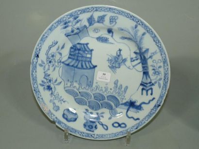 CHINE Assiette ronde à décor en bleu sous couverte de pagodes, mobilier et d'un chinois...