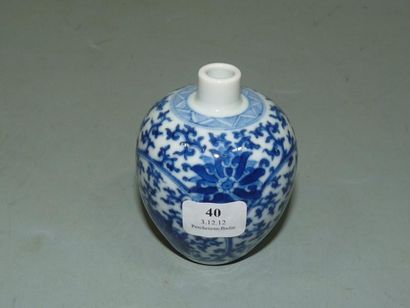 CHINE Petit vase ovoïde décoré en bleu sous couverte de fleurs de lotus, traité en...