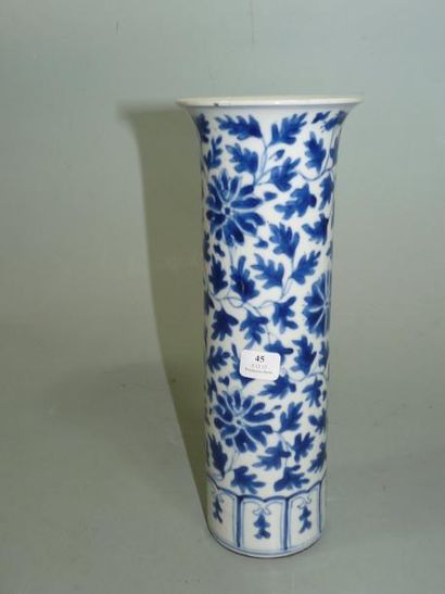 CHINE Vase rouleau décoré en bleu sous couverte de fleurs de lotus. XIX siècle. H....