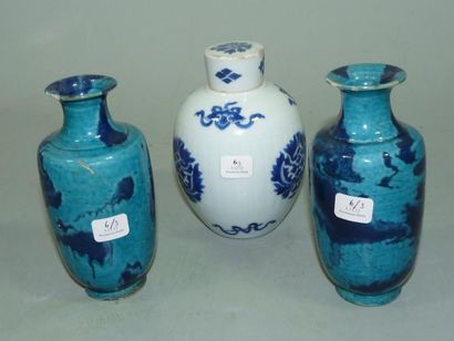 CHINE Paire de petits vases balustre, en biscuit à fond émaillé turquoise, à motifs...