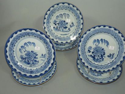 CHINE Six assiettes rondes décorées en bleu sous couverte d'un saule pleureur et...