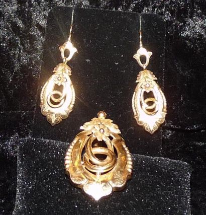 null DEMI- PARURE en or jaune comprenant une paire de pendants d'oreille et une broche-...