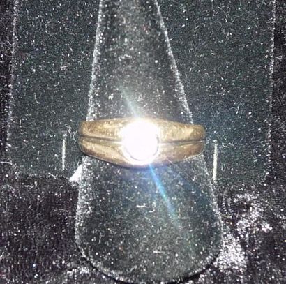 null BAGUE jonc en or jaune 14 KT (585 millièmes) sertie d'un petit diamant rond....