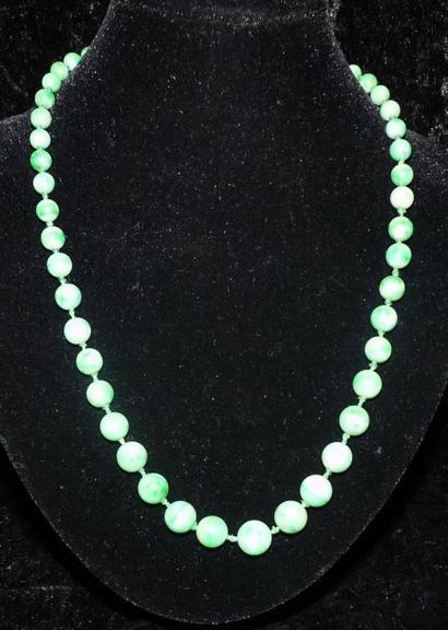 null COLLIER de soixante-neuf boules de jade jadéite en chute, le fermoir en or ...