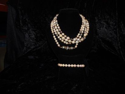 null LOT comprenant quatre colliers de perles de culture rondes ou baroques, blanches...