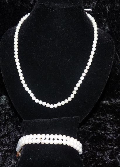 null ENSEMBLE comprenant: collier de perles de culture blanches choker et bracelet...