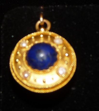 null PETIT PENDENTIF rond en or néo-antique serti de cabochons de lapis-lazuli et...
