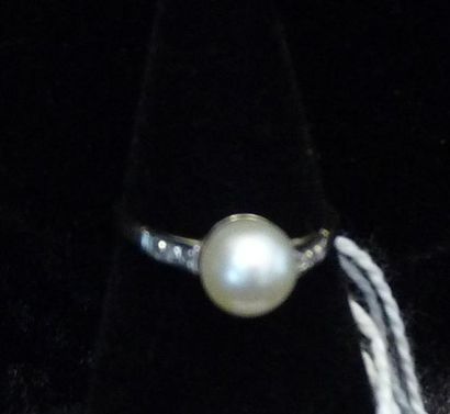 null BAGUE en platine et or gris ornée d'une perle peut- être de culture, entre six...