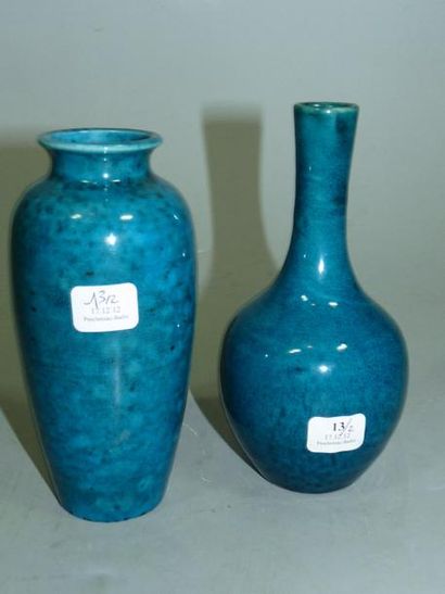 null Deux vases, l'un de forme bouteille, l'autre de forme cylindrique légèrement...