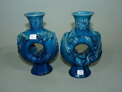 null Paire de vases de forme circulaire en porcelaine émaillée bleu turquoise à décor...