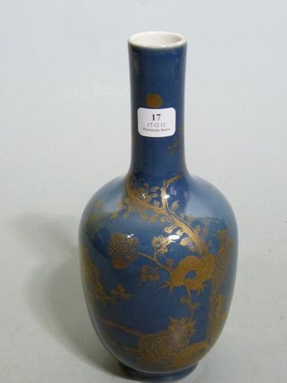 null Vase de forme bouteille en porcelaine émaillée bleu poudré et émail or à décor...