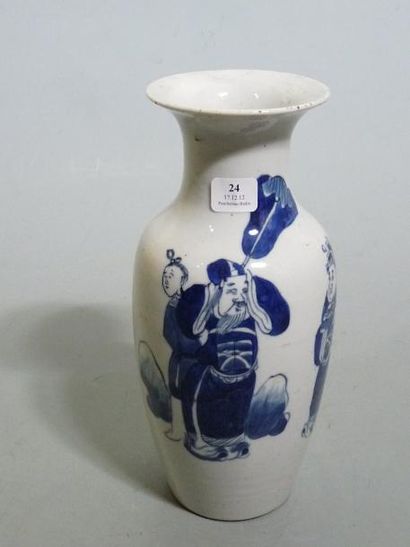 null Vase de forme balustre à bord évasé en porcelaine décorée en bleu sous couverte...