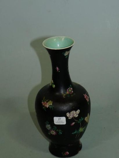 null Vase de forme balustre en porcelaine émaillée noir et à décor en réserves de...