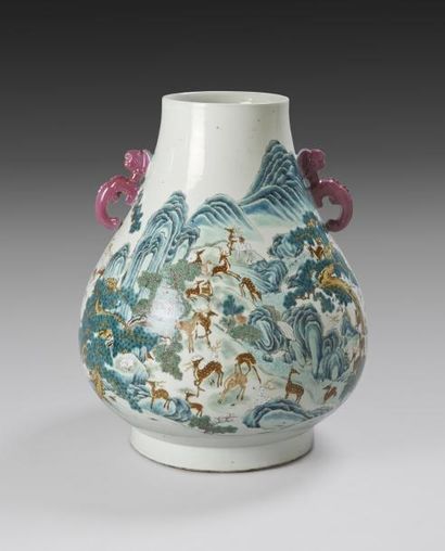 null Important vase en porcelaine décorée en émaux polychromes dans le style de la...