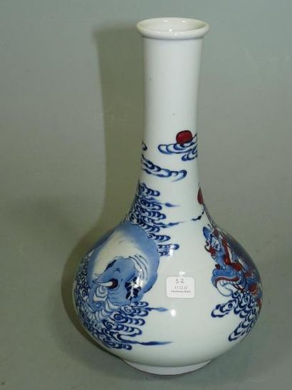 null Vase à panse basse en porcelaine décorée en bleu et rouge sous couverte d'une...