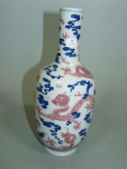 null Vase de forme bouteille en porcelaine décorée en bleu et rouge sous couverte...