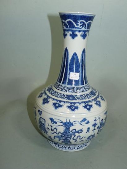 null Vase balustre à décor en bleu sous couverte de mobilier chinois et vases fleuris,...