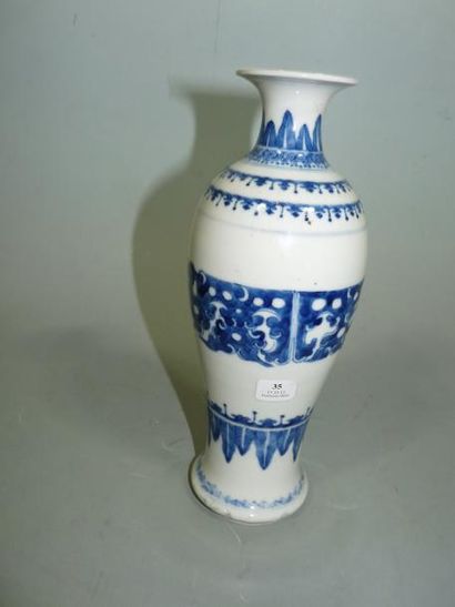 null Vase de forme balustre à col évasé en porcelaine décorée en bleu sous couverte...