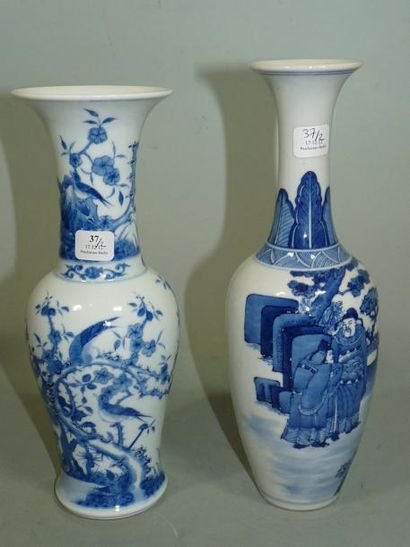 null Deux vases en porcelaine décorée en bleu sous couverte d'enfants et lettrés...