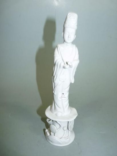 null Statuette d'immortel en porcelaine émaillée blanc de Chine debout sur un lotus,...