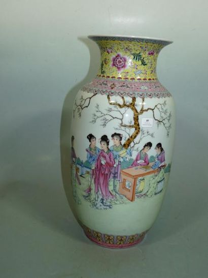 null Vase de forme balustre en porcelaine blanche décorée en émaux polychromes de...