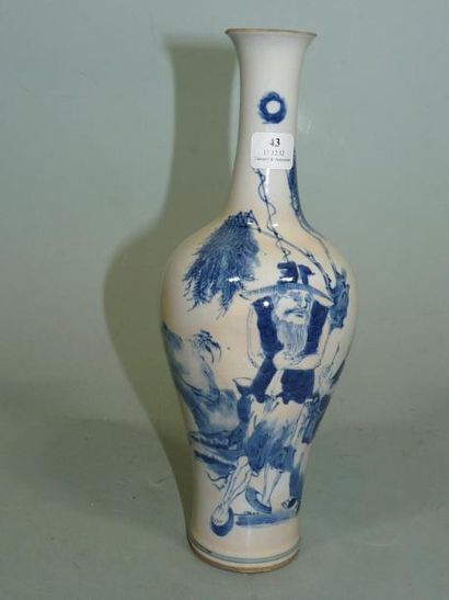 null Vase de forme bouteille en porcelaine tendre décorée en bleu sous couverte de...