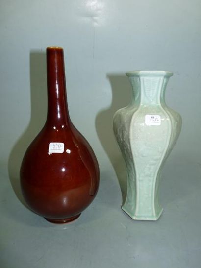null Deux vases en porcelaine, l'un de forme bouteille émaillé rouge, l'autre de...