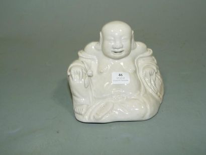 null Statuette de Budai assis contre son sac en porcelaine émaillée blanc de Chine....