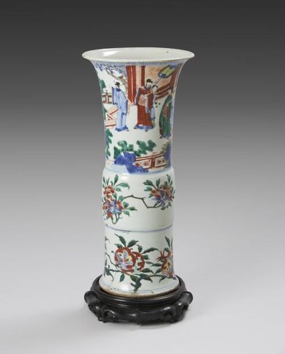 null Vase de forme rouleau en porcelaine décorée en bleu sous couverte et émaux polychromes...