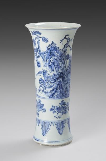 null Vase de forme rouleau en porcelaine décorée en bleu sous couverte de cavaliers...
