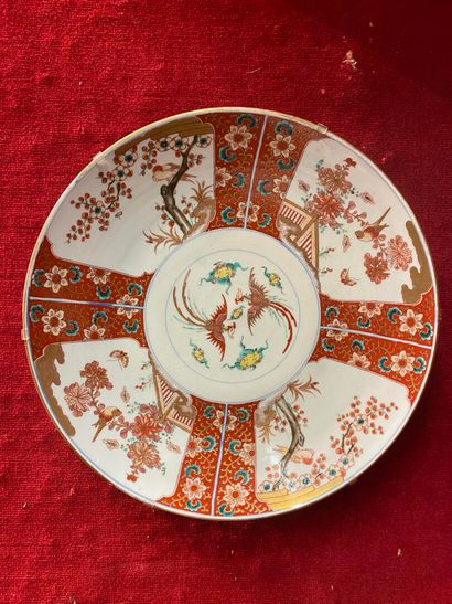 null JAPON 
Grand plat en porcelaine à décor rouge vert et or dit Imari, à décor...