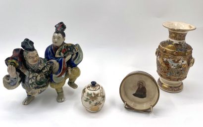 null JAPON, FOURS DE SATSUMA
Ensemble d'objets de vitrine des fours de Satsuma et...