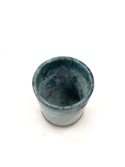 null CHINE
Pot en pierre reconstituée bleu sur un socle en laiton doré tripode. 
H....