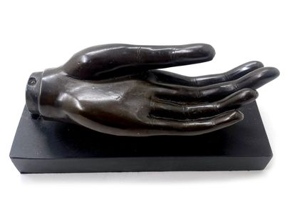 null CHINE, XXe siècle
Main de bouddha
Épreuve en bronze à patine noire
Sur un socle...