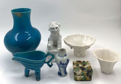 null CHINE, DEHUA
Ensemble d'objets de vitrine en porcelaine :

Vase en porcelaine...