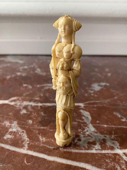 null Cachet en ivoire sculpté figurant Judith tenant une tête. 
XIXème siècle 
Long....
