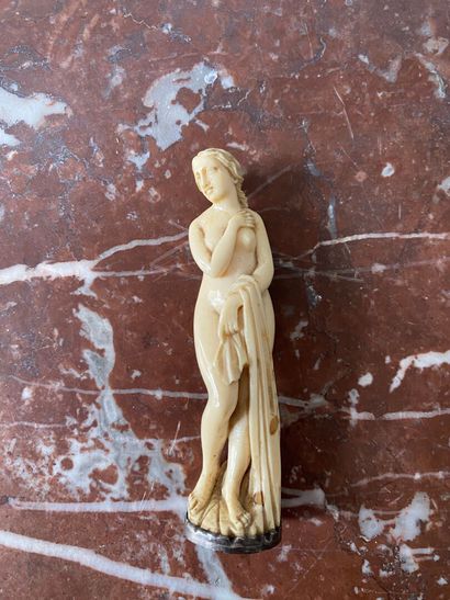 null Cachet en ivoire sculpté figurant une baigneuse.
XIXème siècle 
L. 10 cm, L....