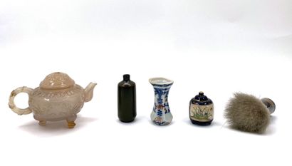 null CHINE
Ensemble d'objets de vitrine : 
Un vase cylindrique en faïence à décor...