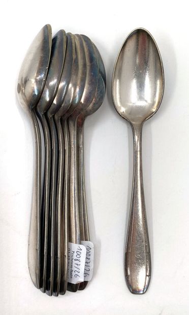 null Ensemble de couverts en métal argenté comprenant : 
- Un ensemble de onze fourchettes,...