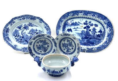 null CHINE, COMPAGNIE DES INDES
Ensemble de vaisselle en porcelaine :

Deux assiettes...