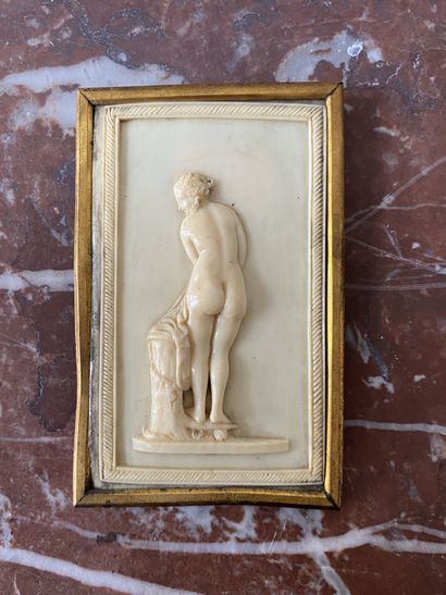 null Plaque rectangulaire en ivoire sculpté d'une nymphe nue à sa toilette.
XIXème...