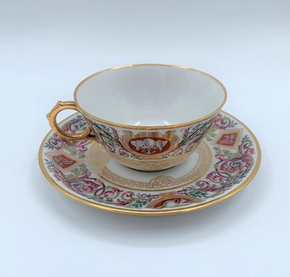 null PARIS
Tasse à thé et soucoupe en porcelaine à décor polychrome dans le style...
